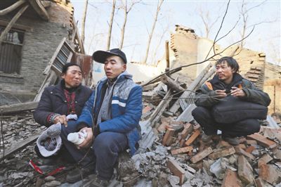 2014年1月，取保候?qū)彽乃螤?zhēng)光和父母看著殘敗的房子，默默流淚