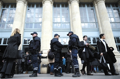 法國巴黎，警方加強(qiáng)安保工作。圖/CFP