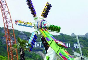 3月28日零點(diǎn)剛過(guò)幾分鐘，上海迪士尼6月16日開(kāi)園日的門票就宣告售罄，巨大的訪問(wèn)量一度導(dǎo)致票務(wù)系統(tǒng)出現(xiàn)間歇性故障，被網(wǎng)友調(diào)侃“激烈程度堪比春運(yùn)”。網(wǎng)上甚至有“黃?！睂⒁粡堥_(kāi)園門票炒到幾千元。