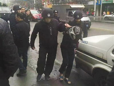 達(dá)州市警方押解剛被抓獲的犯罪嫌疑人褚思練（裹頭巾者）。 本組圖片/新華社