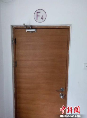 6日，事發(fā)樓層四層消防通道門被封死。呂春榮 攝