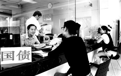 由于網(wǎng)銀和柜臺同時(shí)開售，部分銀行網(wǎng)點(diǎn)甚至來不及賣出一筆就發(fā)現(xiàn)額度全部被搶光供圖/視覺中國