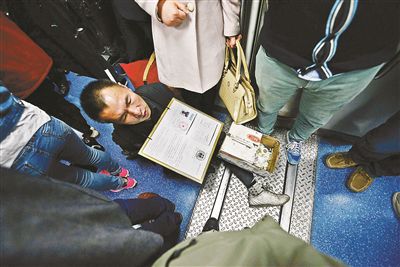 在賣藝時，李大鵬會把判決結(jié)果掛在胸前