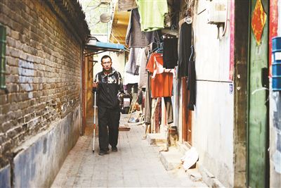 雖然曾被報道擁有兩套房產(chǎn)，李大鵬實際的租住地在一片棚戶區(qū)里