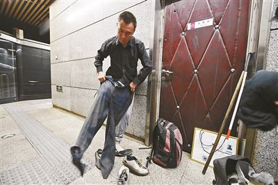 只有在賣藝時，李大鵬才會換上破舊的衣服