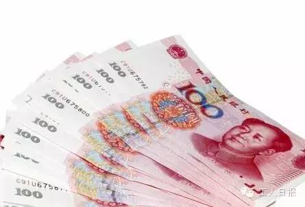 按照4月1日起上海執(zhí)行的月最低工資標(biāo)準(zhǔn)2190元計(jì)算，勞動(dòng)者在5月1日當(dāng)天加班，每天的加班工資至少有302元。如果3天都加班、不調(diào)休，加班工資至少有704元。