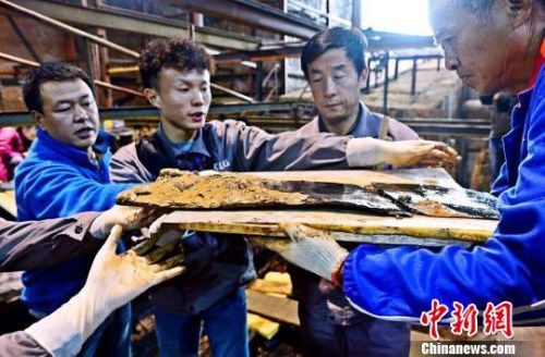 圖為南昌西漢?；韬钅怪鳂∈铱脊虐l(fā)掘現(xiàn)場(chǎng)出土了一組漆器“屏風(fēng)”?！」?攝