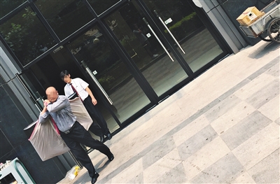 昨日11時許，新華聯(lián)國際公寓門口，一男子將電視等賭具轉(zhuǎn)移，后被警方控制