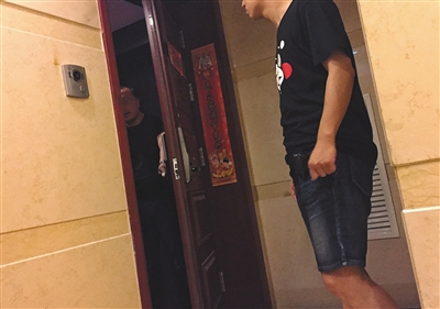 新華聯(lián)國際公寓23層，辦案民警陸續(xù)進入涉案房間