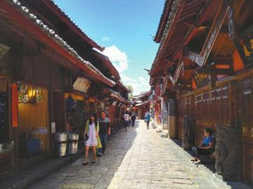 6月3日中午，麗江古城街道上游客稀少。