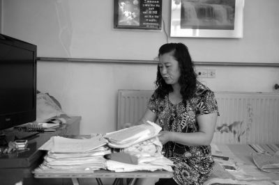 原偉東的姐姐在家整理材料。京華時(shí)報(bào)記者陶冉攝