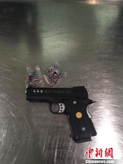 圖為查獲的空氣動(dòng)力槍和鋼珠彈?！＄娦馈z