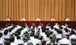 上圖為全省領(lǐng)導(dǎo)干部會(huì)議會(huì)場(chǎng)。 本報(bào)記者李聯(lián)軍攝