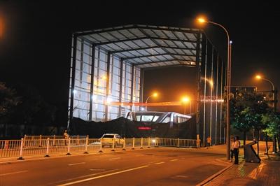 昨日夜間，河北北戴河，“巴鐵”1號(hào)試驗(yàn)地，工作人員正在對(duì)車體進(jìn)行施工檢修。