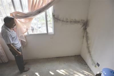 村民家中電視機的天線被閃電擊中，貼在墻上的線被燒毀