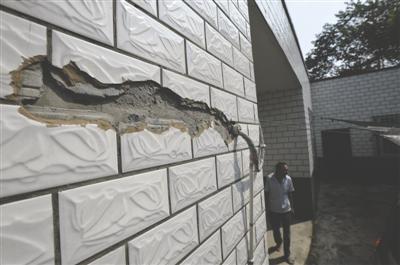 村民家被閃電擊中，墻上的瓷磚被打壞