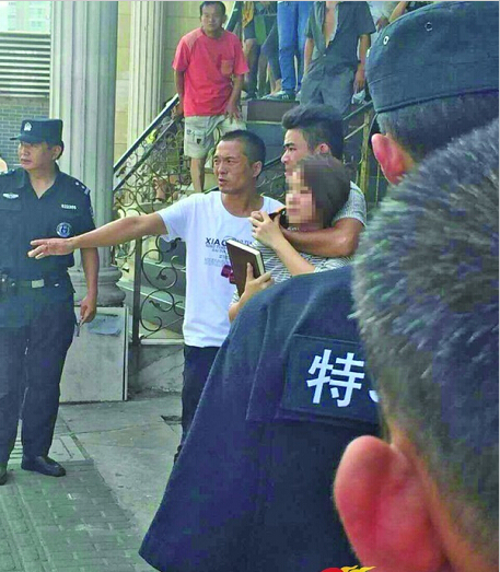 男子因糾紛劫持他人 火鍋店給圍觀人群派酸梅湯 男子因糾紛劫持他人 火鍋店給圍觀人群派酸梅湯