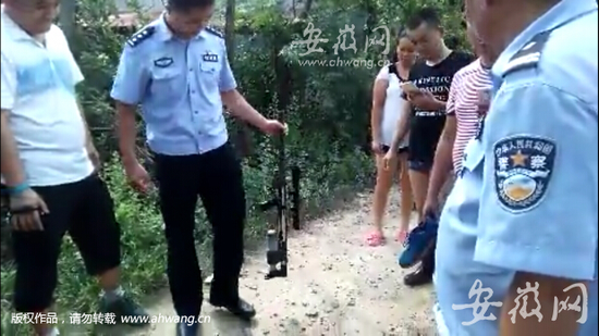 警方在案發(fā)地附近找到的槍支。