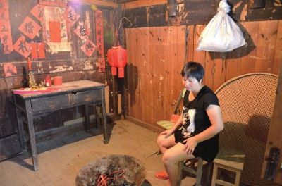 邱巧媚經常一個人坐在屋里發(fā)呆。本版圖片京華時報記者 韓林君 攝