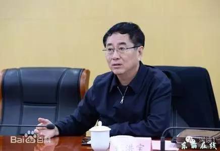 通報(bào)指出，張洪寶眼看著幾年前還不知名的個(gè)體老板搖身一變成為大企業(yè)家，心里既艷羨又發(fā)酸，滋生了“我為他們贏得了好的發(fā)展機(jī)遇，收些款物就權(quán)當(dāng)是對(duì)我這些年辛勤工作的一種補(bǔ)償”的念頭。于是他開始熱衷于與身邊的企業(yè)老板拉拉扯扯、勾肩搭背，剛開始只是幾頓飯、幾張卡，日積月累，越陷越深，不給錢不辦事，給了錢才辦事，在東麗人稱