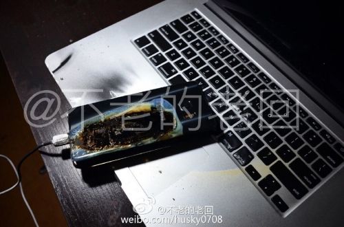 根據圖片來看，蘋果MacBook Pro筆記本觸控面板左邊部分被熏黑，而且該網友也提供了充電設備，就是三星Note 7原裝充電器。