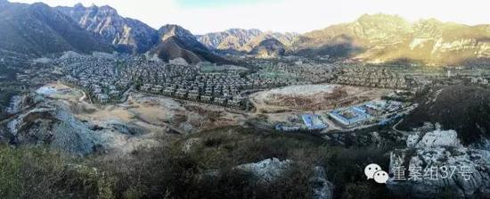 河北淶水“青青小鎮(zhèn)”1-6期全景圖，上百棟別墅組成的別墅群依山而建。部分山體被炸平，準(zhǔn)備建起聯(lián)排雙拼別墅。    新京報(bào)記者 大路 攝