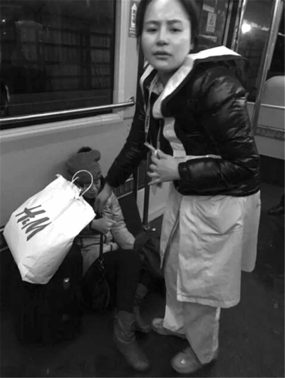 事發(fā)后，一名女乘客（左）受傷。