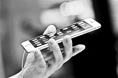 事實(shí)上，很多專業(yè)人士認(rèn)為蘋果回到美國(guó)生產(chǎn)不切實(shí)際的真正原因在于美國(guó)缺乏足夠的產(chǎn)業(yè)工人和配套產(chǎn)業(yè)鏈。一家風(fēng)險(xiǎn)投資公司的合伙人就表示：“目前美國(guó)在消費(fèi)電子產(chǎn)品領(lǐng)域已經(jīng)不具備供應(yīng)鏈。這種供應(yīng)鏈不僅僅指的是原材料和核心部件，而且還包括具有一定能力的熟練技術(shù)工人。”