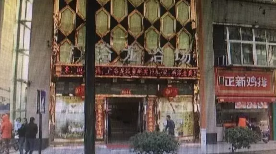 張阿姨說，附近柜臺一名工作人員，說什么也不讓她在這塊走廊哄孫女，幾句不和，雙方吵了起來。