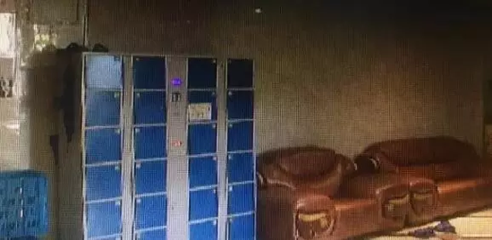 事后一家在浴場里燃放爆竹？