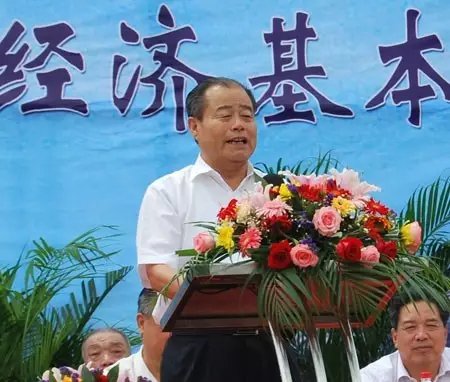 信發(fā)集團發(fā)展成為一家集發(fā)電、供熱、氧化鋁、電解鋁、碳素、燒堿、聚氯乙烯、電石、鋁深加工等產(chǎn)業(yè)于一體的現(xiàn)代化大型企業(yè)集團，位于山東聊城茌平縣。2016年10月，信發(fā)集團董事局主席張學信在接受山東商報采訪時表示，44年企業(yè)沒有一名員工離職。