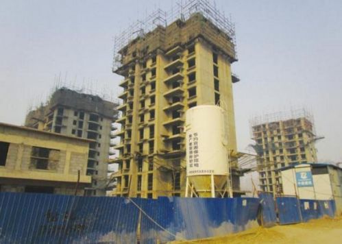 爛尾的現(xiàn)代國際汽貿(mào)城配套住宅項目。