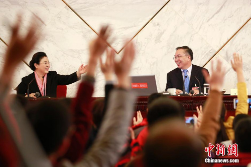 資料圖：2016年3月2日，全國政協(xié)十二屆四次會(huì)議新聞發(fā)布會(huì)在北京人民大會(huì)堂舉行，大會(huì)新聞發(fā)言人王國慶(右)回答中外記者提問。中新社記者 盛佳鵬 攝