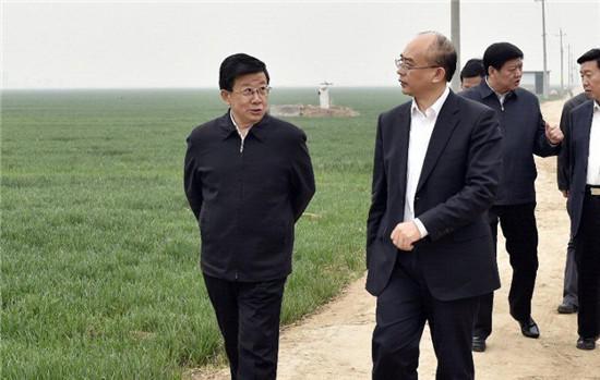 4月3日至4日，河北省委書記、省人大常委會主任趙克志，省委副書記、省政府黨組書記許勤在雄安新區(qū)調(diào)研。這是趙克志、許勤4日實地察看雄安新區(qū)核心區(qū)概貌。 圖片來源：河北新聞網(wǎng)