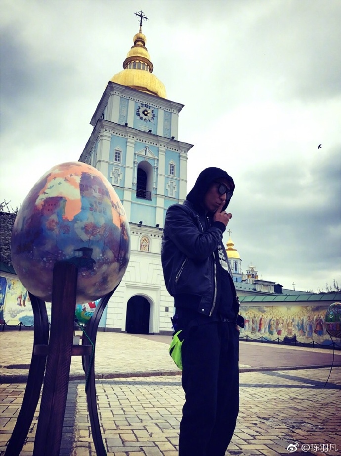 陳羽凡微博曬照，照片中做出閉嘴的手勢(shì)