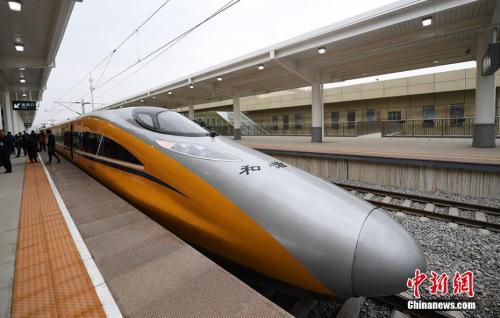 資料圖：2017年3月21日，新型CRH380AJ--0203動車組列車“黃醫(yī)生”從蘭州西車站高速場上線，開始檢測寶蘭客專蘭州西站至東岔站間334公里高鐵行車設備，寶蘭客專（蘭州局管段）聯(lián)調(diào)聯(lián)試正式啟動。楊艷敏 攝