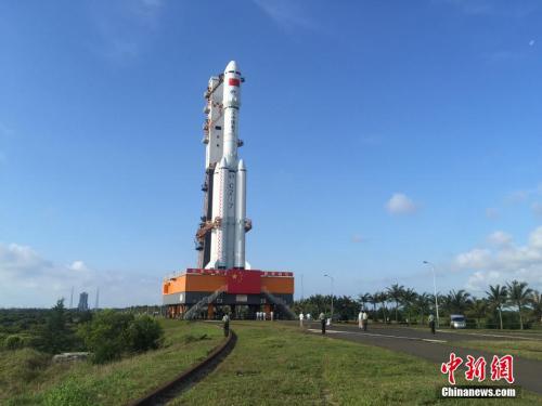 4月17日7時30分，承載著長征七號遙二運載火箭與天舟一號貨運飛船組合體的活動發(fā)射平臺，垂直轉(zhuǎn)運至發(fā)射區(qū)，標(biāo)志著“天舟一號”飛行任務(wù)正式進入發(fā)射階段。閆寧 攝