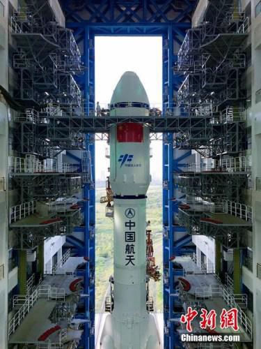 垂直轉(zhuǎn)運的順利完成，標(biāo)志著“天舟一號”飛行任務(wù)正式進入發(fā)射階段。張文軍 攝