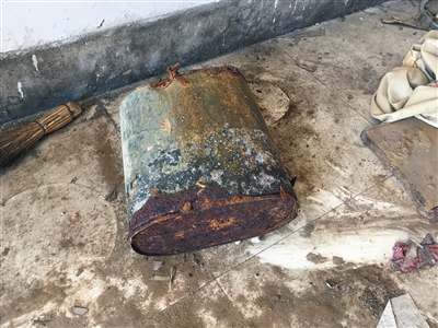 村民參與治理滲坑時(shí)使用過的鐵桶，已經(jīng)被嚴(yán)重腐蝕。