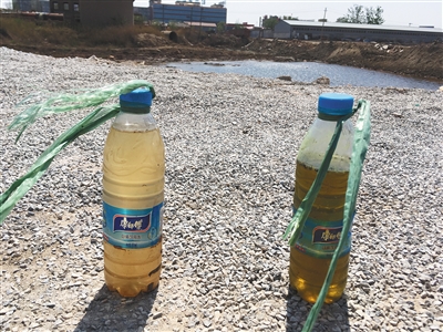 左側(cè)水樣取自化肥廠滲坑經(jīng)過治理的部分，顏色較淺；右側(cè)水樣取自同一滲坑未經(jīng)治理的部分，顏色更深。