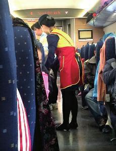 高鐵盒飯價格過高問題，近年來已成為社會熱點話題。高鐵盒飯價格緣何居高不下呢？究竟是盒飯企業(yè)壟斷化經(jīng)營，還是盒飯的成本高？這都需要高鐵相關(guān)部門公開透明，算出明細賬。