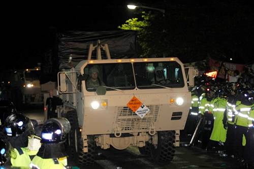 在1000多名警察的護衛(wèi)下，薩德系統(tǒng)被運到星州的高爾夫球場圖據網絡