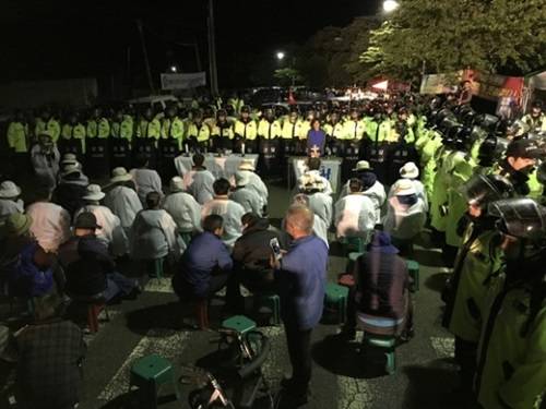 在把薩德搬運到星州高爾夫球場過程中，當?shù)鼐用窈途彀l(fā)生對抗沖突圖據網絡