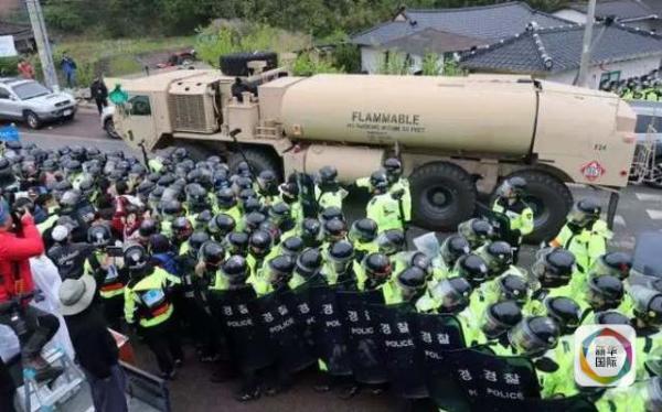 凌晨4時30分左右，駐韓美軍向“薩德”系統(tǒng)部署地星州高爾夫球場運送“薩德”相關裝備。約有20多輛卡車和軍用拖車進入星州高爾夫球場，其中裝有兩臺導彈發(fā)射架、X波段雷達及作戰(zhàn)指控中心等裝備。