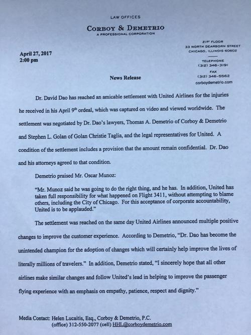 當?shù)貢r間4月27日14點（北京時間28日凌晨3點），負責代理美聯(lián)航暴力拖拽乘客下飛機一案的律師德梅特里奧給包括央視記者在內(nèi)的媒體發(fā)來郵件，稱美聯(lián)航已與遭暴力拖拽下飛機的乘客David Dao達成和解協(xié)議。但作為條件之一，協(xié)議的具體內(nèi)容和涉及的金額保密。