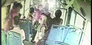 女司機(jī)路見不平一聲吼，小女孩方才脫身 視頻截圖