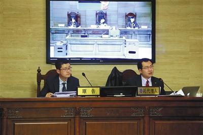 “小黃車”的商標(biāo)所有人“數(shù)人公司”代理律師稱，“ofo小黃車”侵犯了“小黃車”的注冊商標(biāo)。