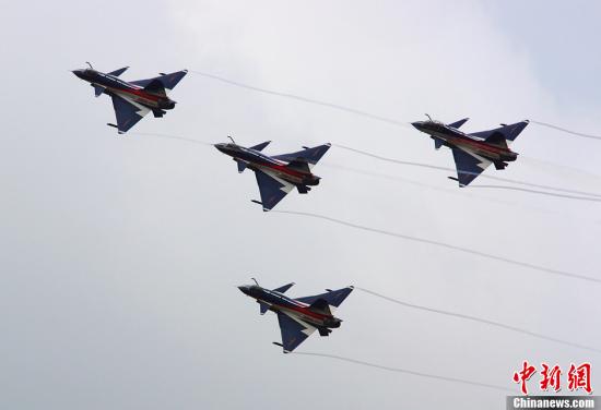 資料圖：殲-10表演機。<a target='_blank'  _fcksavedurl='http://www.chinanews.com/' _fcksavedurl='http://www.chinanews.com/'>中新社</a>發(fā) 申進科 攝