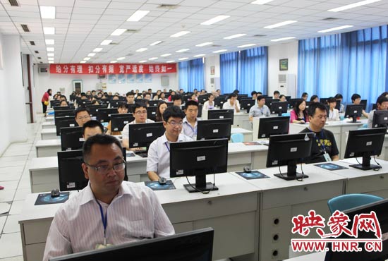 評卷老師們正在電腦前聚精會(huì)神地評閱試卷