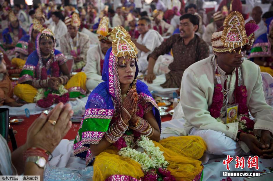 當(dāng)?shù)貢r間2014年6月15日,印度新德里,印度政府為數(shù)百對貧困新人舉辦集體婚禮。